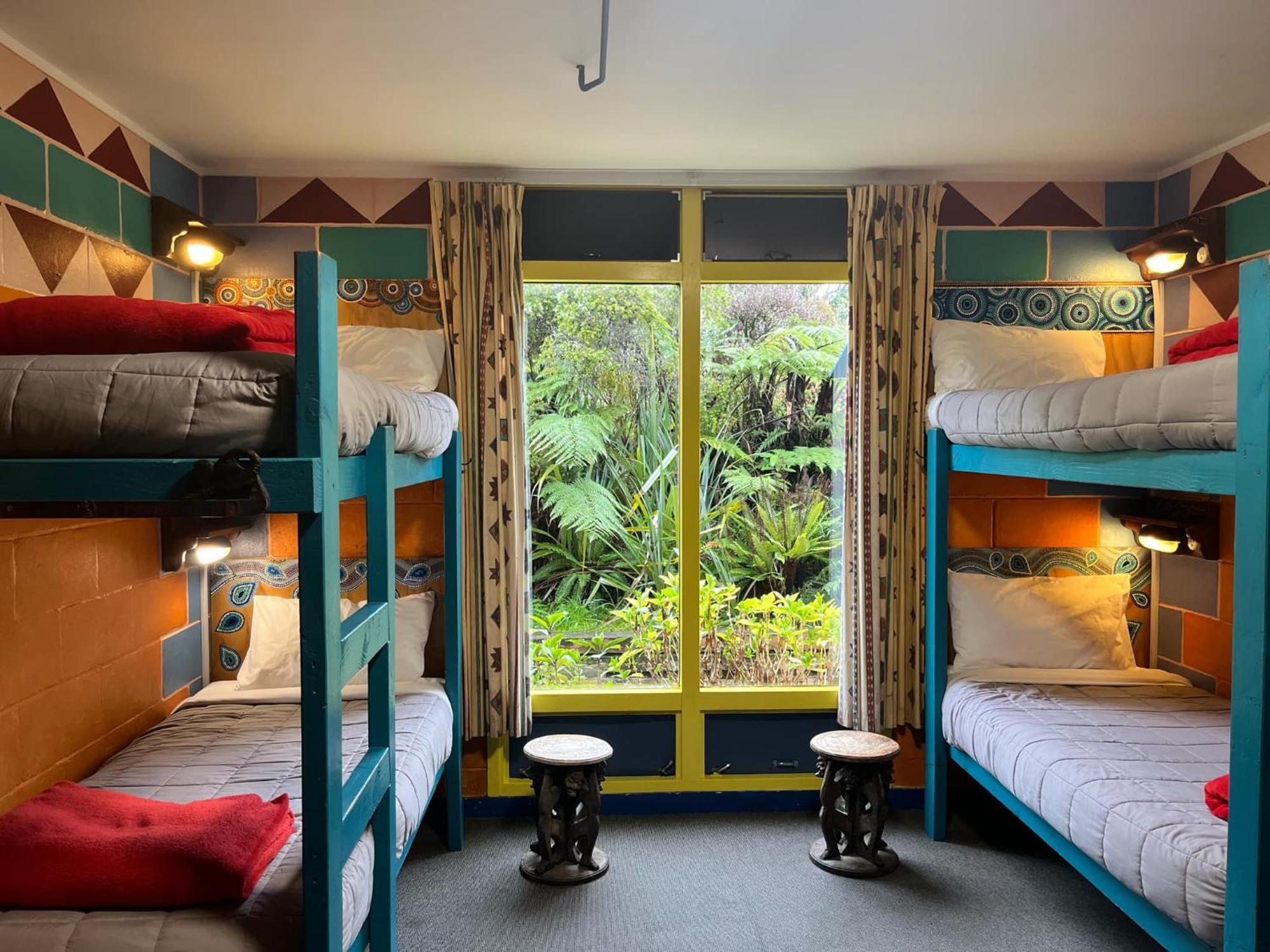 Global Village Travellers Lodge Greymouth Exterior photo A room at the hostel