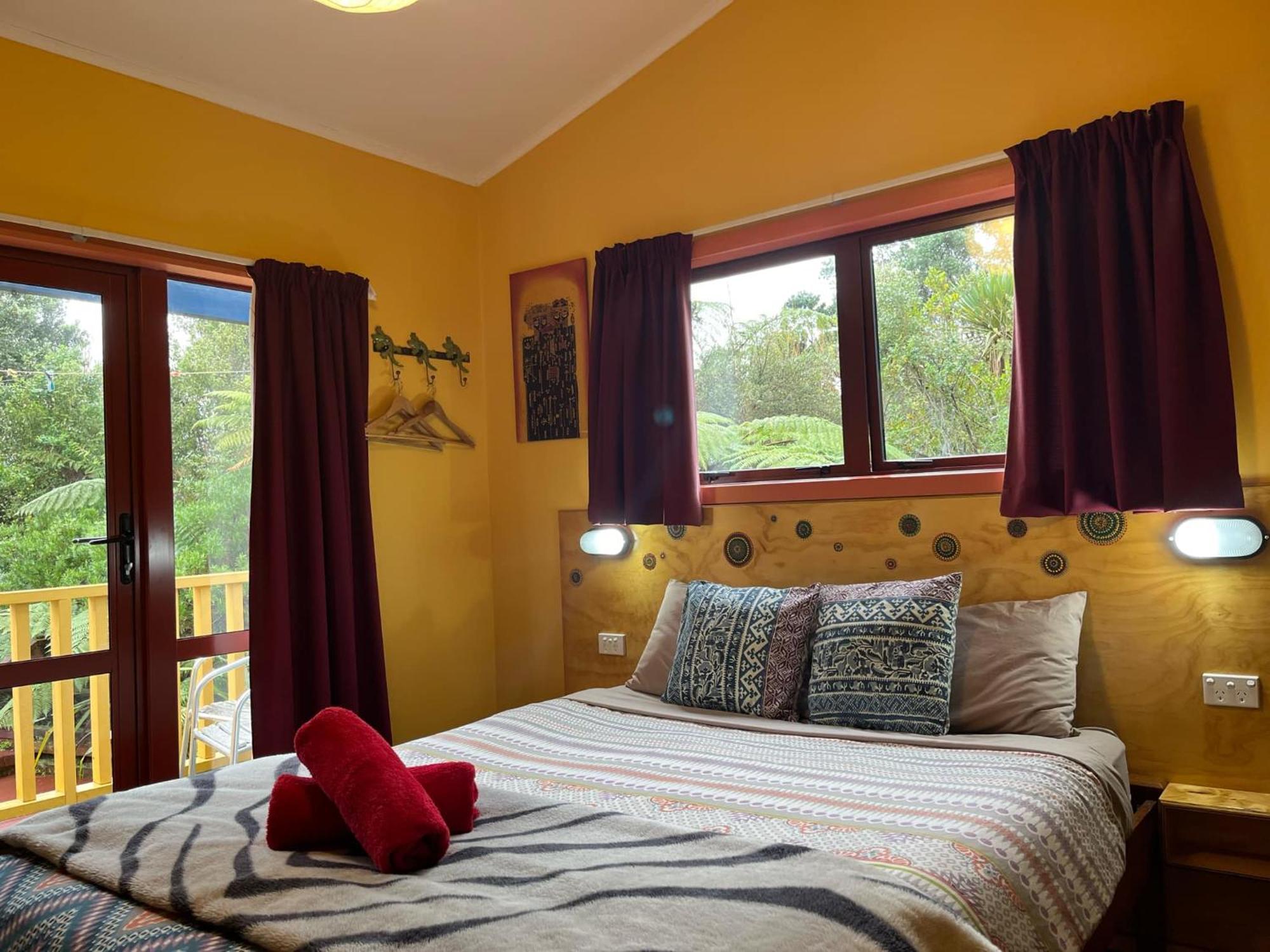 Global Village Travellers Lodge Greymouth Exterior photo A bedroom at the lodge
