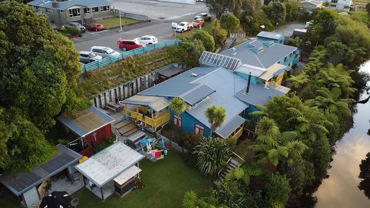 Global Village Travellers Lodge Greymouth Exterior photo Aerial view of the school