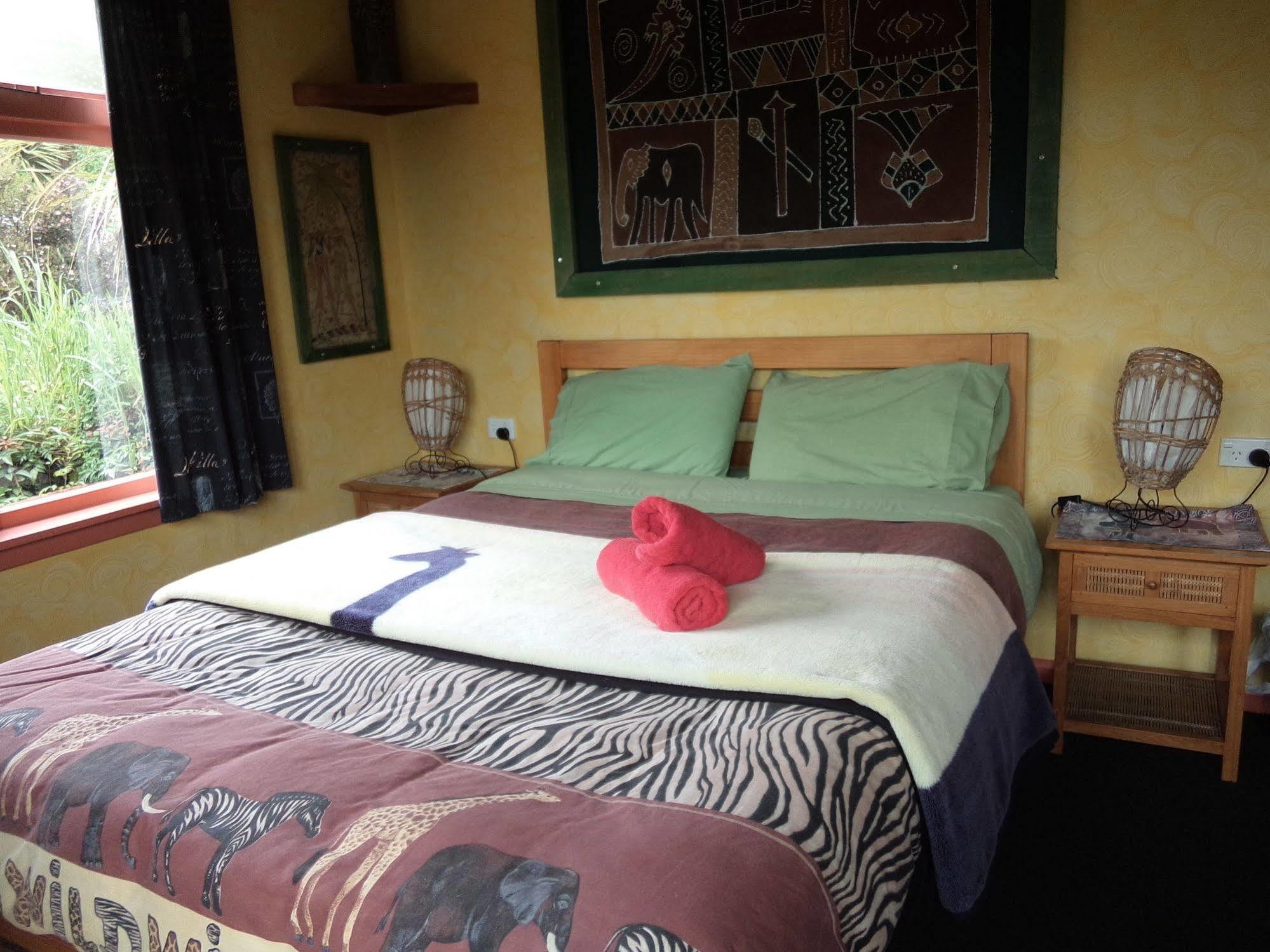 Global Village Travellers Lodge Greymouth Exterior photo A bedroom at the lodge