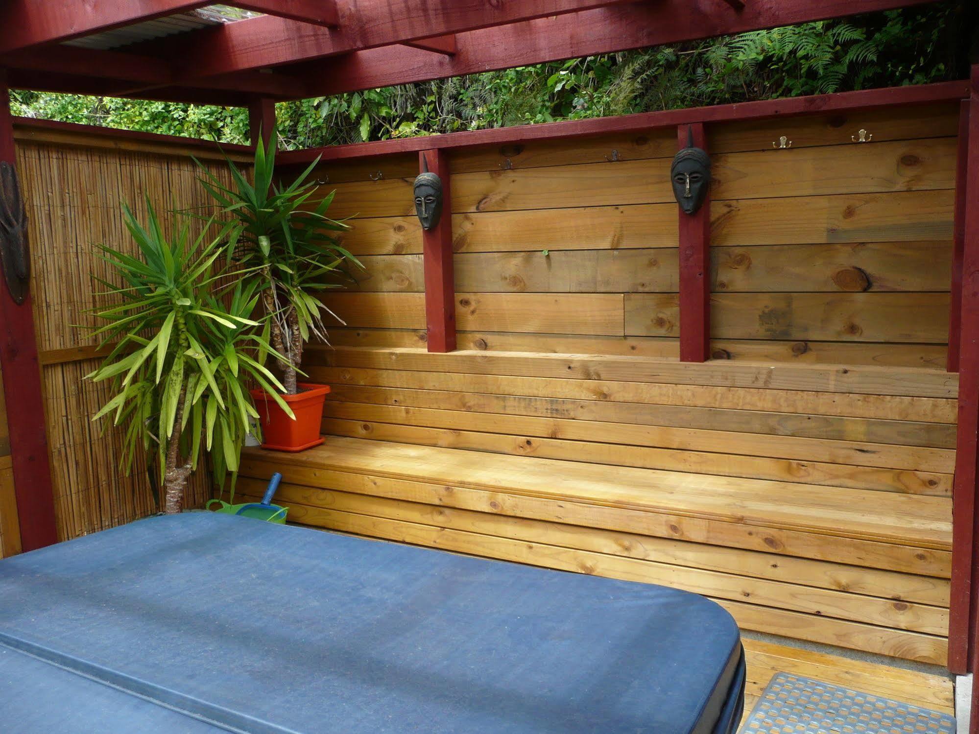 Global Village Travellers Lodge Greymouth Exterior photo A hot tub